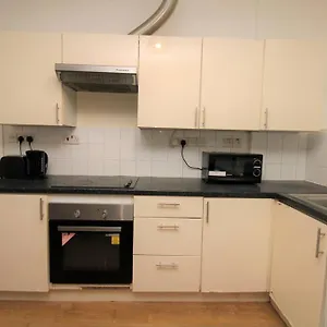 https://deluxe-2-bed-flat-close-to-city.cambridgehotelsuk.com